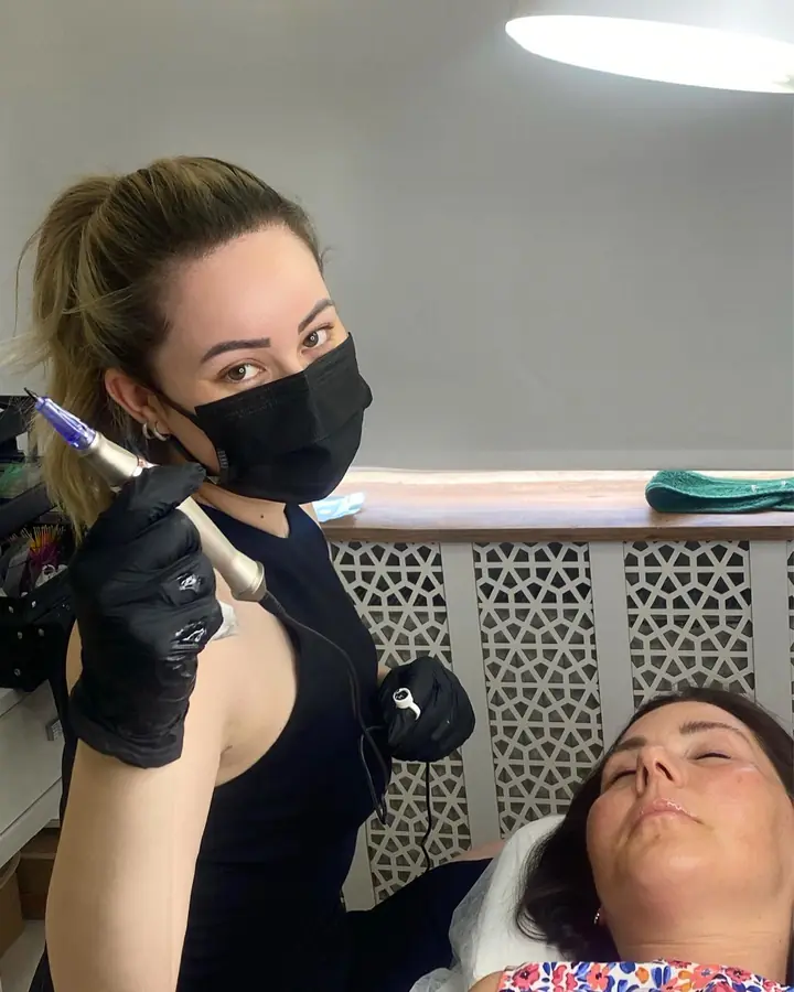 Aleyna Gülten kalıcı makyaj uygulaması sırasında